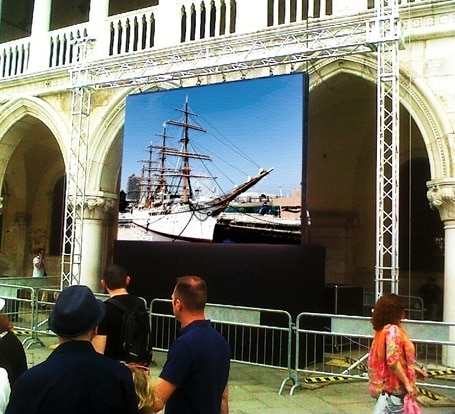 Ecran LED P10 suspendu